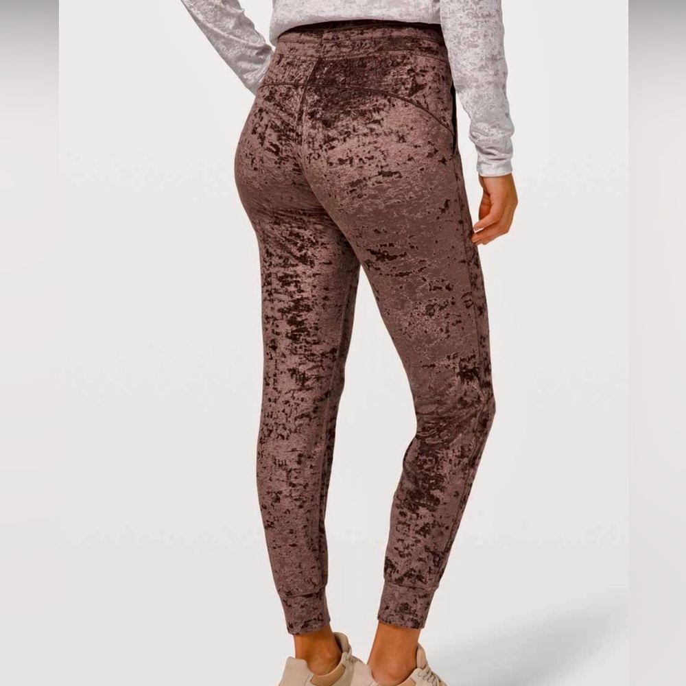 Lululemon Ready to Crush Jogger
French Press Crushed Velvet Brown Chocolate EUC